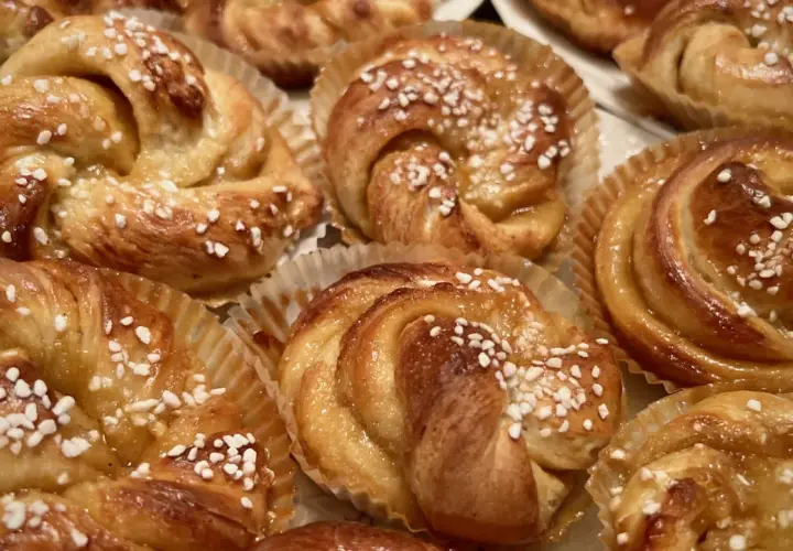 Gyllene bullar med pärlsocker, redo att avnjutas. Strösocker på bullar ger en härlig sötma.