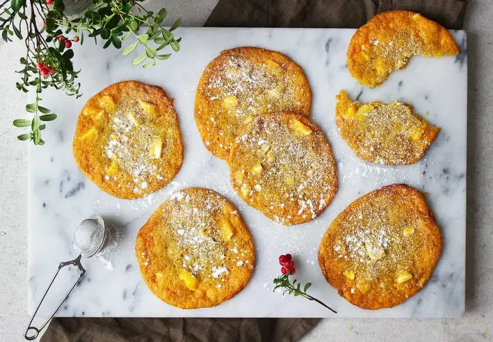 Gyllene saffranscookies med vit choklad, pudrade med florsocker. En härlig julsmak!