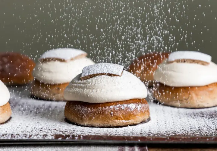 Fluffiga semlor utan jäst pudras med florsocker. Krämig fyllning och ett lock av kardemummadoftande bröd.