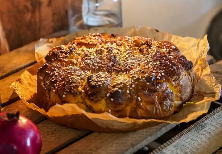 En gyllene snabb butterkaka med sesamfrön och nötter, redo att avnjutas.