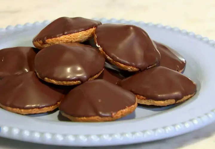 En tallrik med chokladöverdragna biskvier. Perfekt för dig som söker ett enkelt biskvier recept.