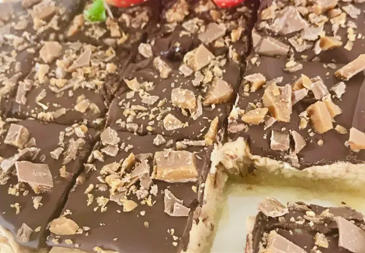 Chokladiga biskvier i långpanna, toppade med krossad choklad och kola. Perfekt för fikat!