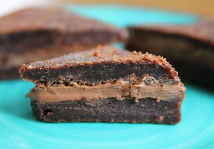 En bit chokladig kladdkaka med krämig fyllning, perfekt för en fika.