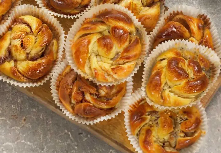 Nybakade bullar med mandelmassa och kardemumma, gyllene och lockande, redo att avnjutas.