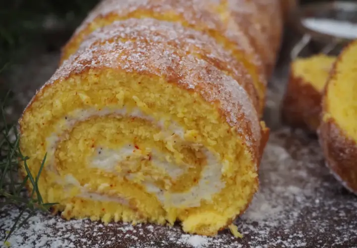 En saftig saffransrulltårta med krämig fyllning av philadelphiaost, pudrad med florsocker. Perfekt för fika!