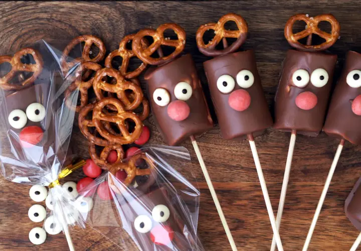 Chokladklädda pepparkaksfigurer med ögon och röda näsor, samt saltkringlor. Bra att veta att man kan frysa pepparkaksdeg för framtida bak!