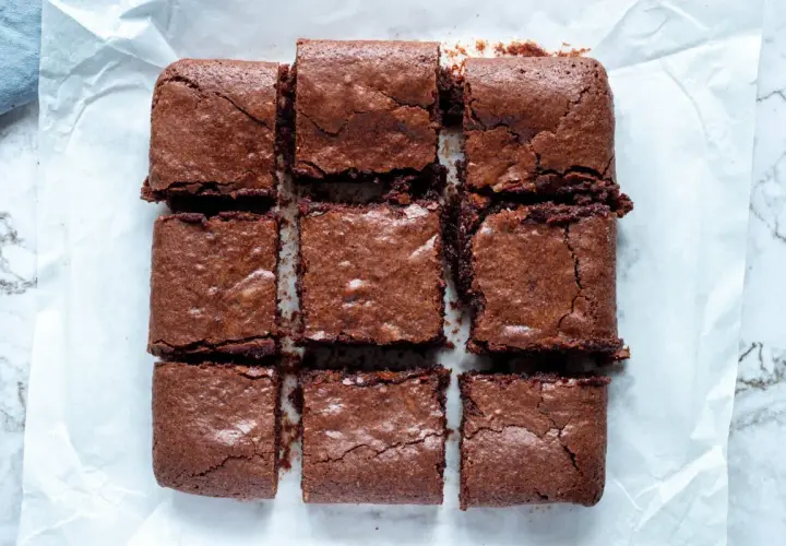 Nio fudgiga brownie muffins, perfekt skurna och redo att avnjutas.