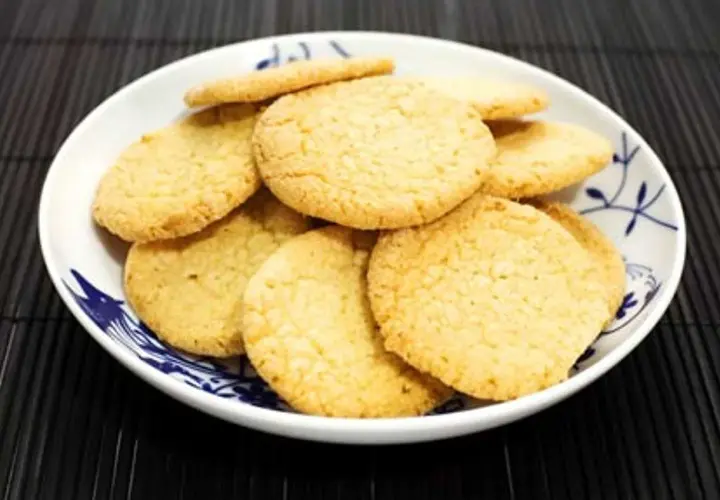 En skål med gyllene citronkakor, perfekta för fikat.