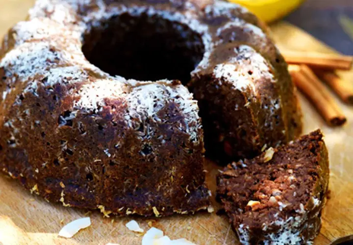 Fredriks fika: saftig banankaka med choklad och kokosflingor, redo att avnjutas.