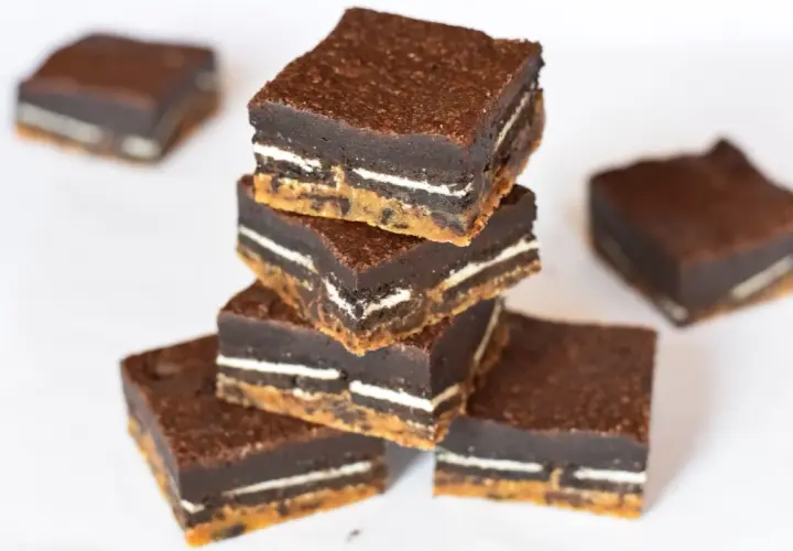 En stapel läckra oreo brownies med lager av choklad och krämig fyllning.