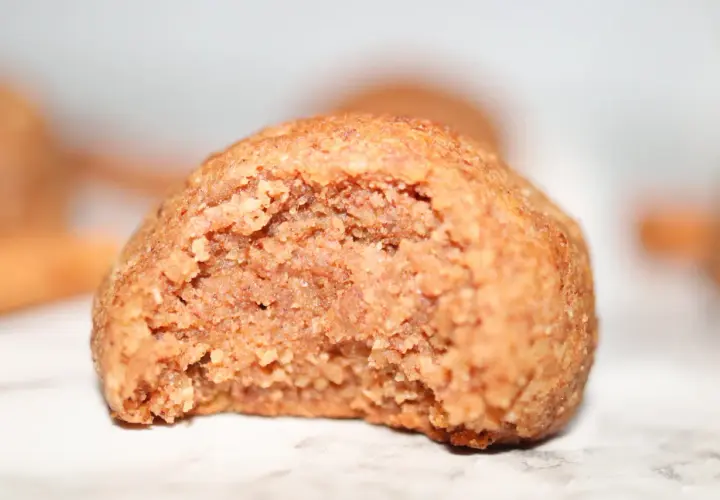 En närbild av en biten snickerdoodle-kaka. Perfekt för ett enkelt snickerdoodle recept.