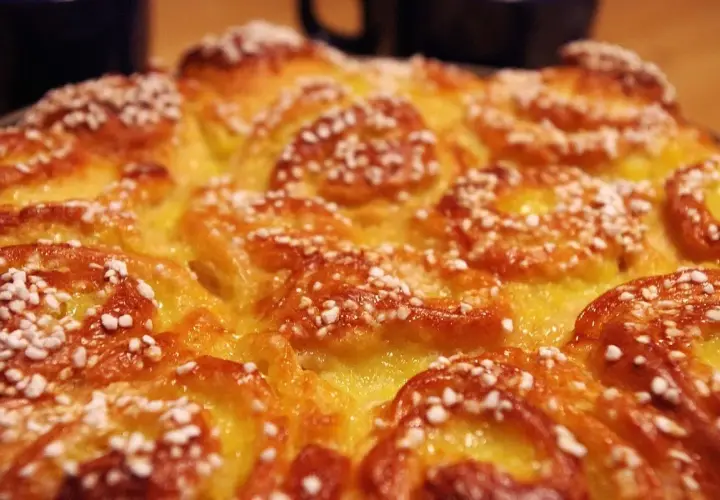 En gyllene butterkaka med vaniljkräm, toppad med pärlsocker. Perfekt för fikat!