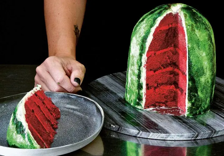 En skivad vattenmelon tårta med rött inre och grönt skal. En bit ligger på en tallrik.