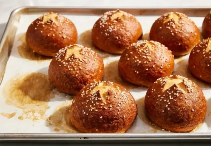 Nybakade bullar med salt, en riktig desire bulle för frukost eller fika.
