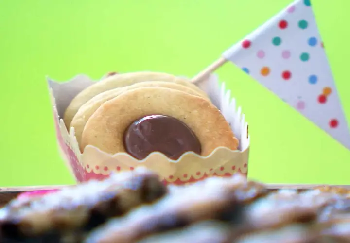 Småkakor med chokladfyllning i en pappersform, dekorerad med en flagga. Perfekt för ett ballerina recept.