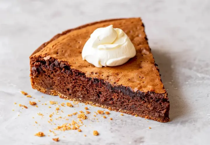 En bit chokladkaka med en klick grädde. Perfekt för bakning med espressopulver för extra smakdjup.