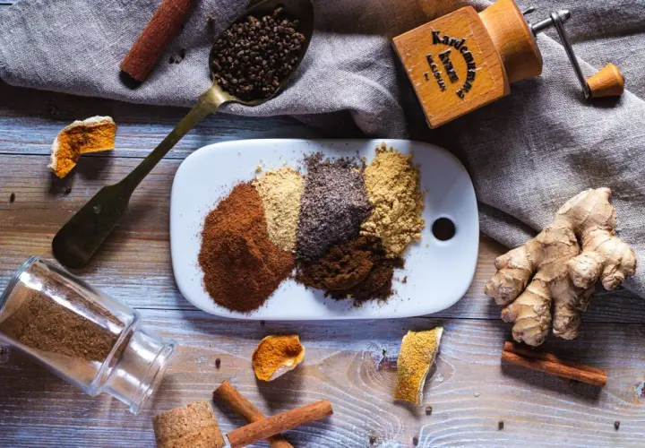 Här är ingredienserna för hemgjord pepparkakskrydda: kanel, ingefära, nejlikor, kardemumma och pomerans.