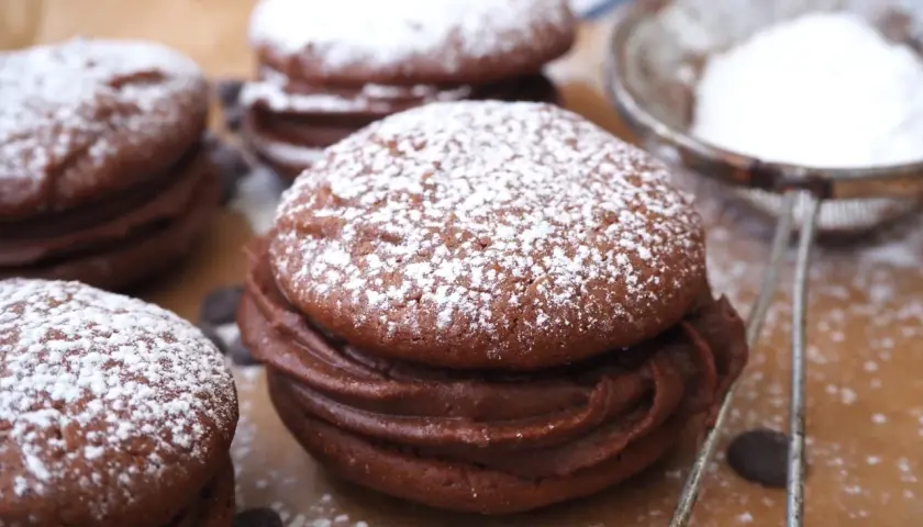 Chokladiga pepparkaks cookies med fluffig chokladkräm, pudrade med florsocker. Perfekta till fikat!