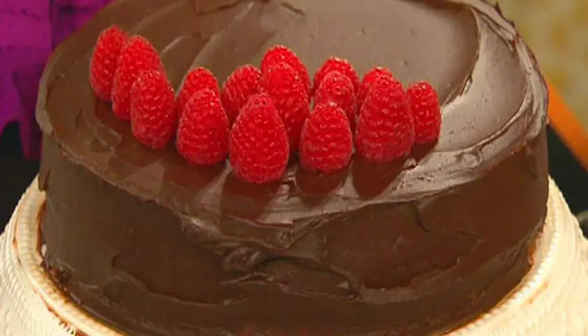 En läcker chokladtårta med hallon som dekoration. Perfekt för alla chokladälskare!