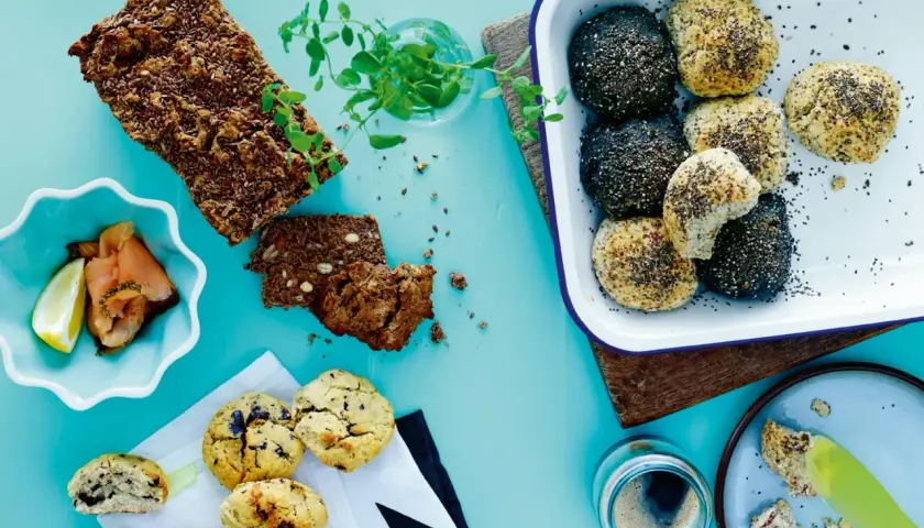 En härlig frukost med knäckebröd bakat på specialmjöl, bullar med frön, rökt lax och kaffe.