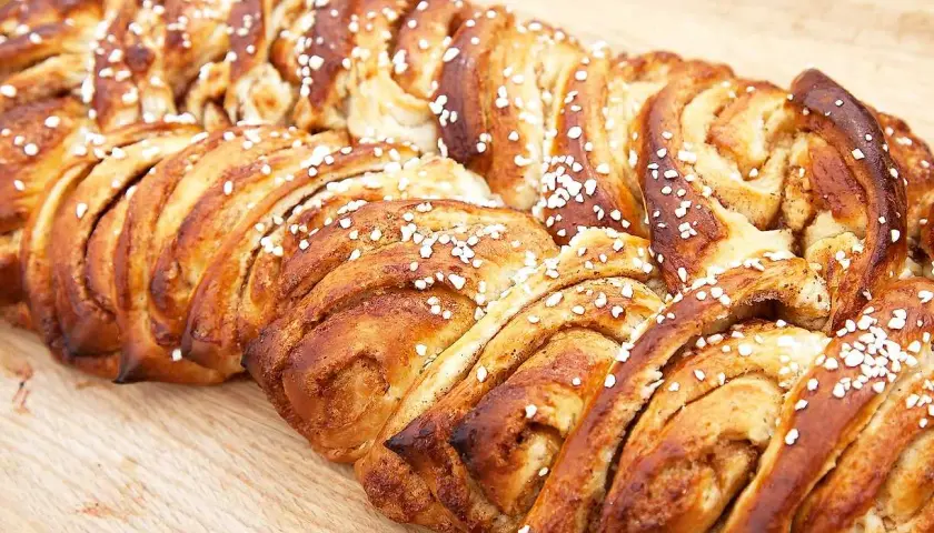 Två gyllene vetelängder, strösslade med pärlsocker, redo att gräddas. Perfekt för fikat!