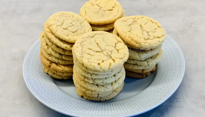 En tallrik med staplar av amerikanska cookies. De är ljusa, runda och ser härligt sega ut.