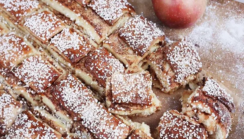 Nybakade äppelbullar i långpanna, strösslade med pärlsocker. Doftar ljuvligt av kanel och äpple.
