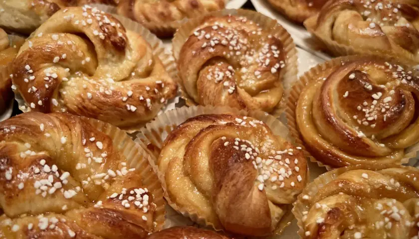 Gyllene bullar med pärlsocker, redo att avnjutas. Strösocker på bullar ger en härlig sötma.