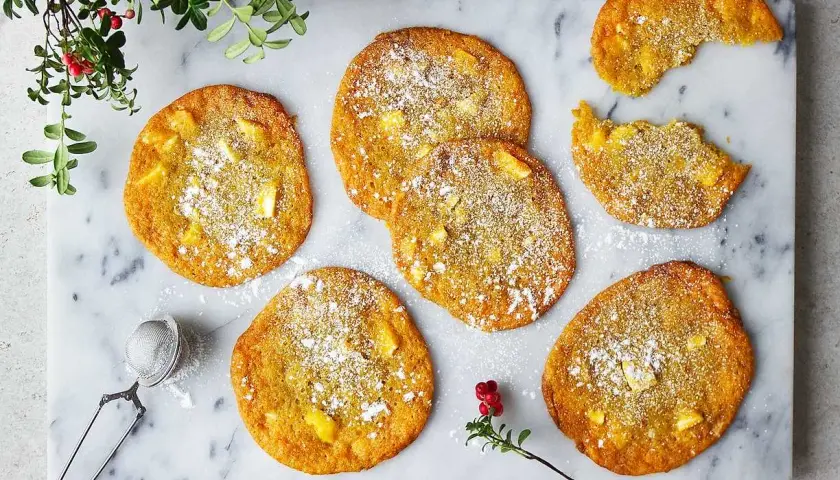 Gyllene saffranscookies med vit choklad, pudrade med florsocker. En härlig julsmak!