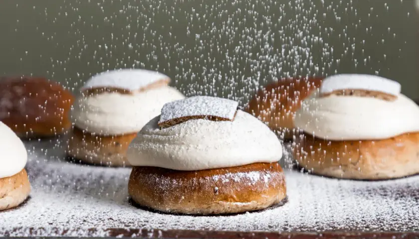 Fluffiga semlor utan jäst pudras med florsocker. Krämig fyllning och ett lock av kardemummadoftande bröd.