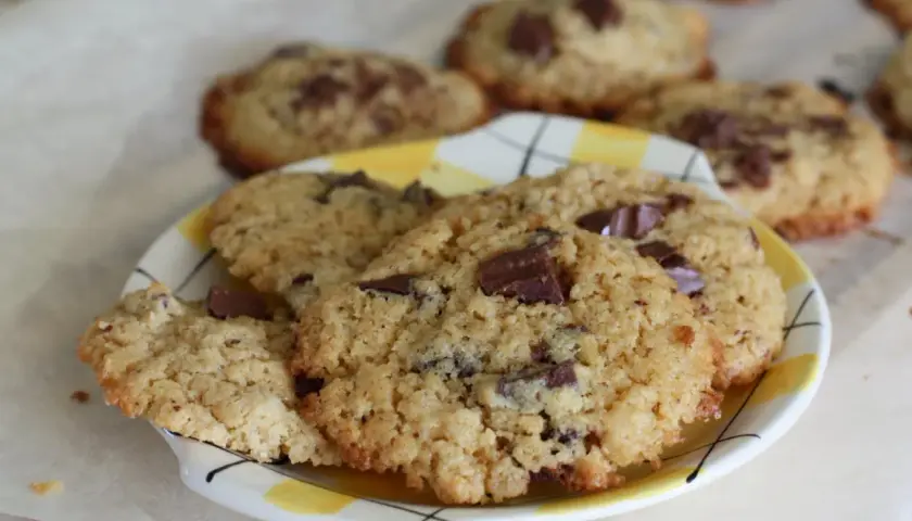 Färska chokladkakor, perfekta för ett "maryland cookies recept". Krispiga kanter och mjuka inuti.