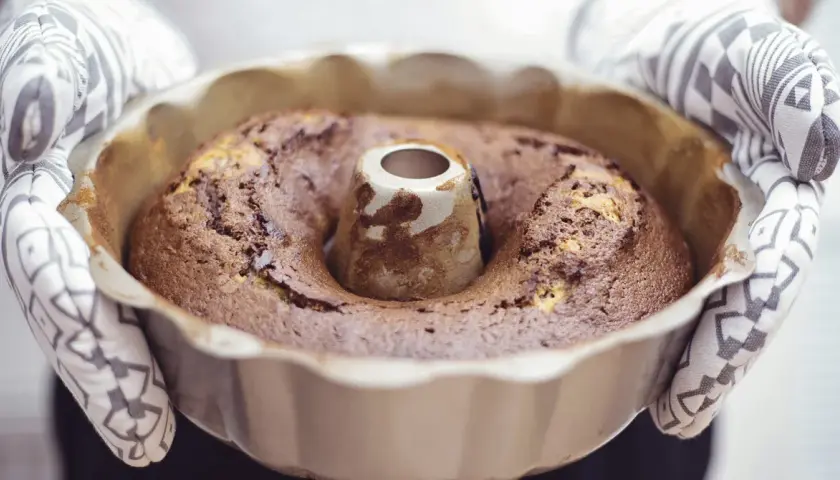 Här är en nybakad sockerkaka i en form, perfekt för att visa vad som är poröst i bakning.