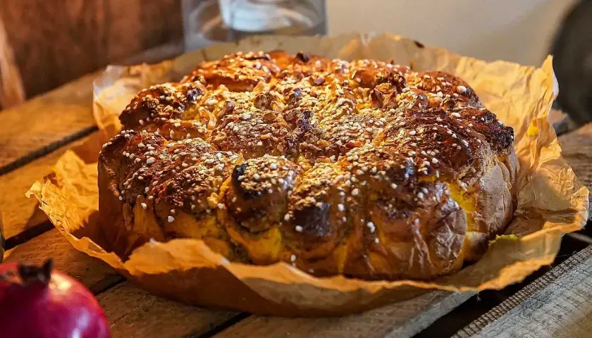 En gyllene snabb butterkaka med sesamfrön och nötter, redo att avnjutas.