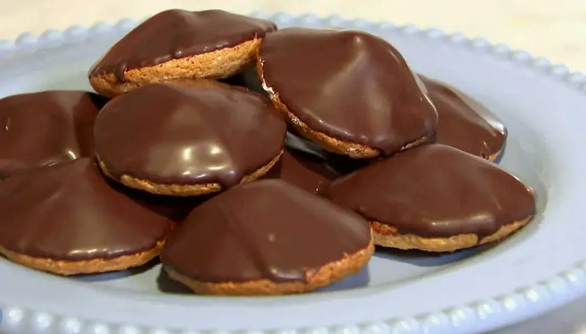 En tallrik med chokladöverdragna biskvier. Perfekt för dig som söker ett enkelt biskvier recept.