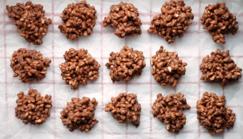 En rad med chokladiga rispuffar, perfekta för fikat.