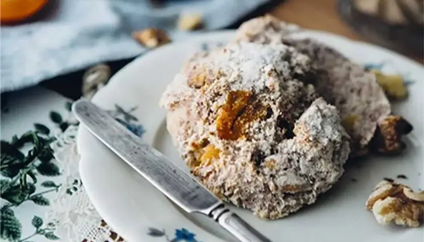 En tallrik med bullar, pudrade med florsocker. Kan man använda jäst för matbröd till bullar? Ja, det går utmärkt!