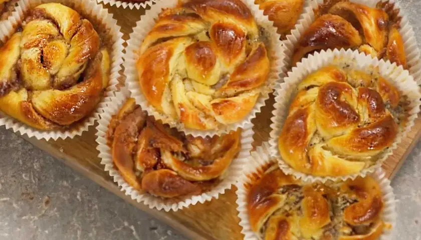 Nybakade bullar med mandelmassa och kardemumma, gyllene och lockande, redo att avnjutas.