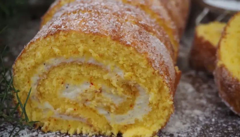 En saftig saffransrulltårta med krämig fyllning av philadelphiaost, pudrad med florsocker. Perfekt för fika!