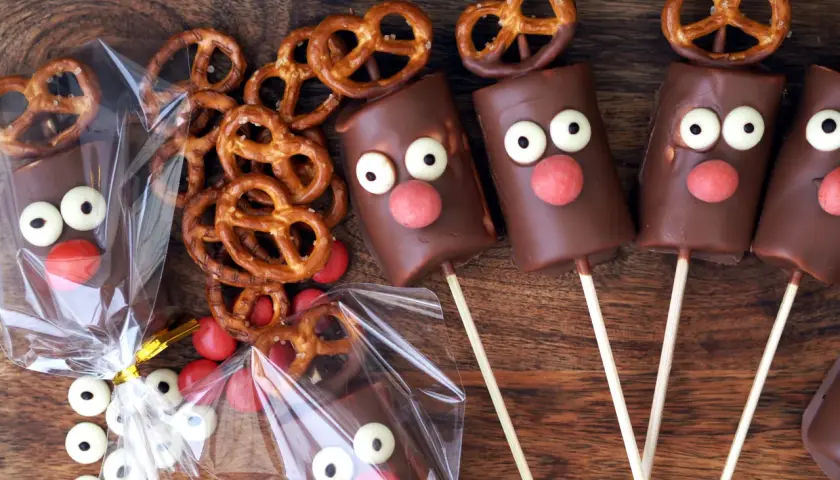 Chokladklädda pepparkaksfigurer med ögon och röda näsor, samt saltkringlor. Bra att veta att man kan frysa pepparkaksdeg för framtida bak!