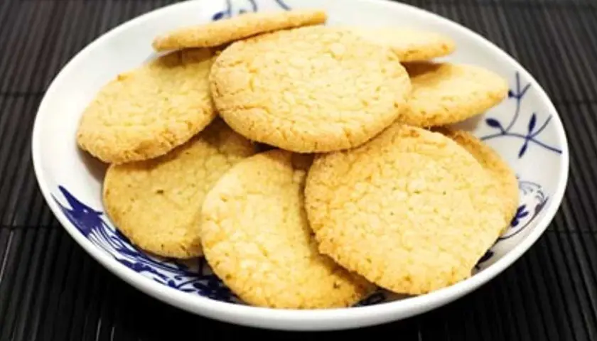 En skål med gyllene citronkakor, perfekta för fikat.