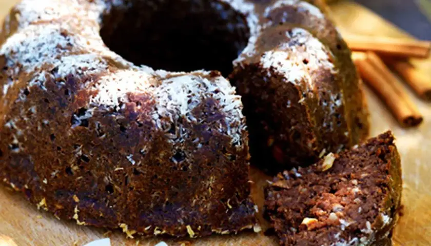 Fredriks fika: saftig banankaka med choklad och kokosflingor, redo att avnjutas.