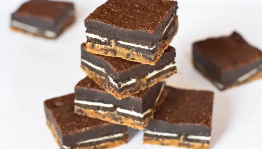 En stapel läckra oreo brownies med lager av choklad och krämig fyllning.