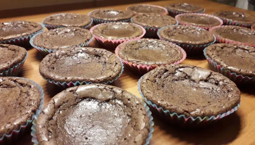 Många kladdmuffins sega i sina färgglada formar, redo att avnjutas.