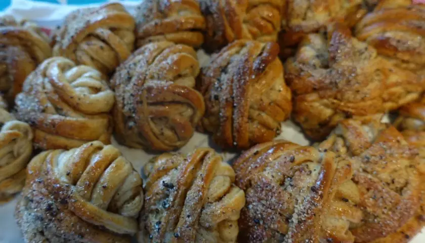 Nybakade kanelbullar, perfekt knyta bullar med socker och kanel.