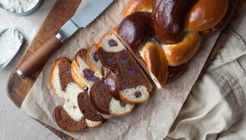 En vackert flätad vetelängd med mandelmassa och mörka bär. Skivorna visar en härlig kontrast mellan ljust och mörkt bröd.