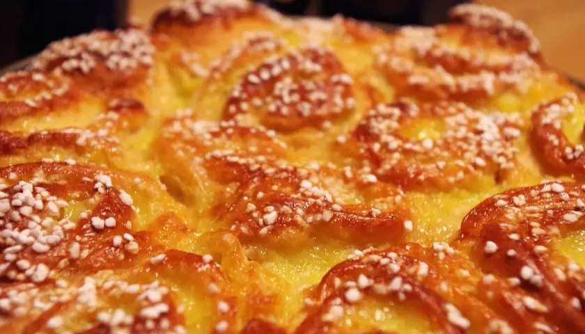 En gyllene butterkaka med vaniljkräm, toppad med pärlsocker. Perfekt för fikat!