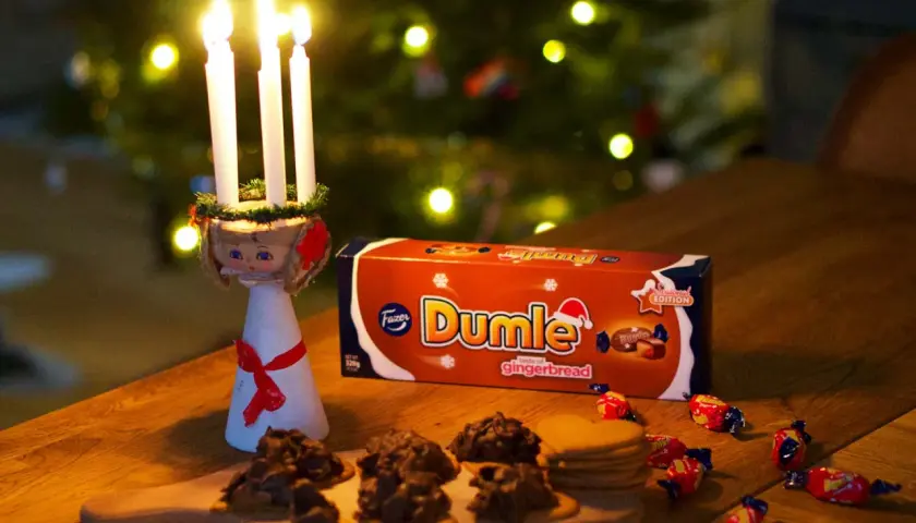 Julstämning med ljus, pepparkakor och en låda Dumle med smak av pepparkaka.