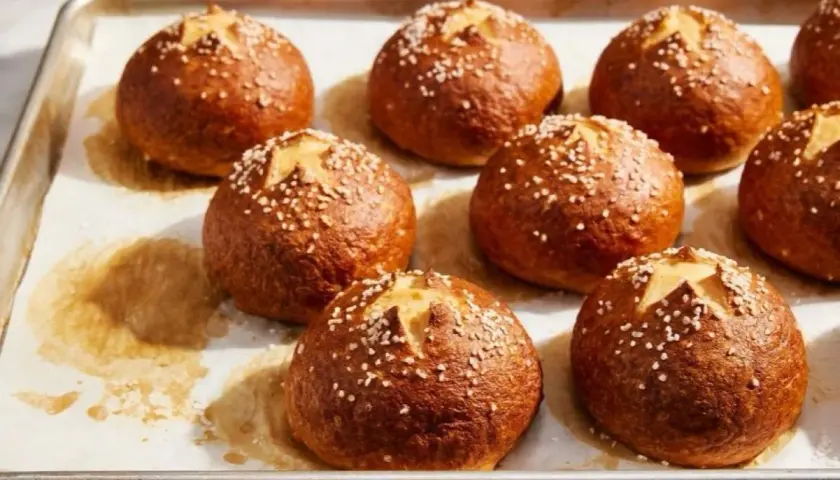 Nybakade bullar med salt, en riktig desire bulle för frukost eller fika.