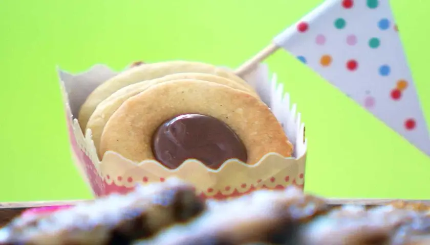 Småkakor med chokladfyllning i en pappersform, dekorerad med en flagga. Perfekt för ett ballerina recept.