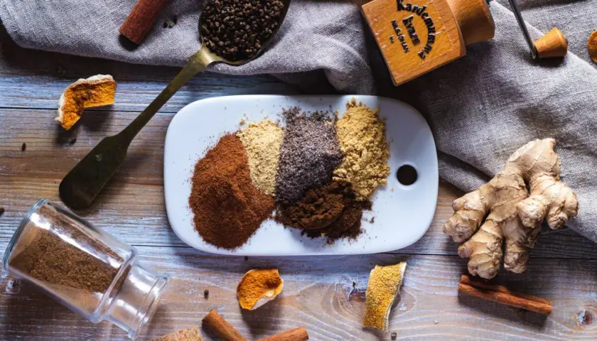 Här är ingredienserna för hemgjord pepparkakskrydda: kanel, ingefära, nejlikor, kardemumma och pomerans.
